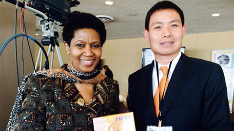 金沙9001cc以诚为本尊贵定制礼 敬赠南非首位女性副总统